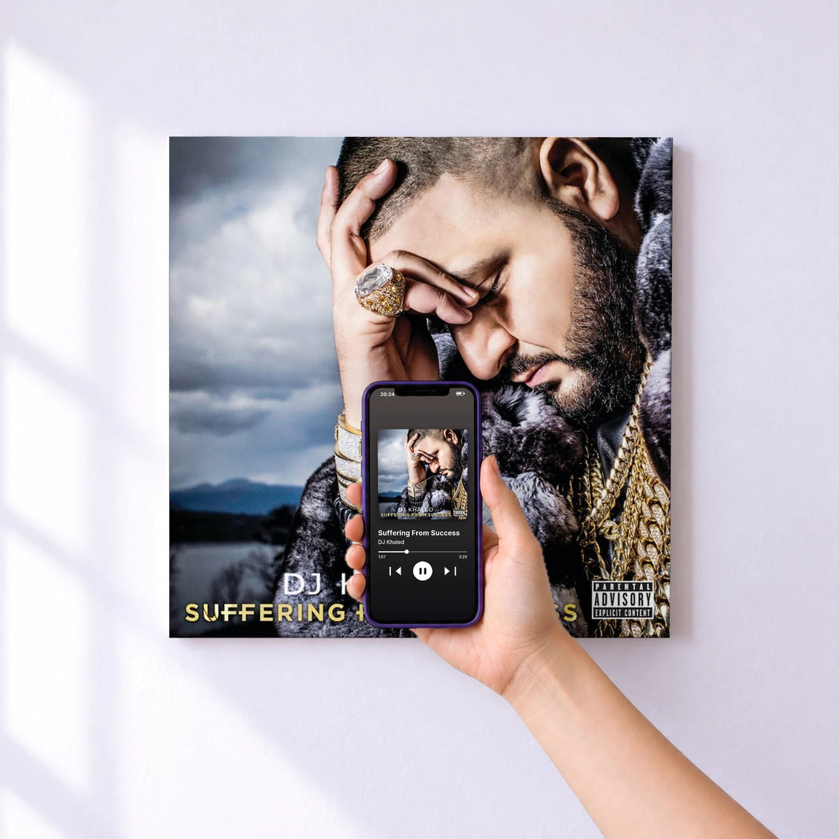 Affiche connectée Suffering From Success de DJ Khaled au mur : l'album se lance en approchant le téléphone