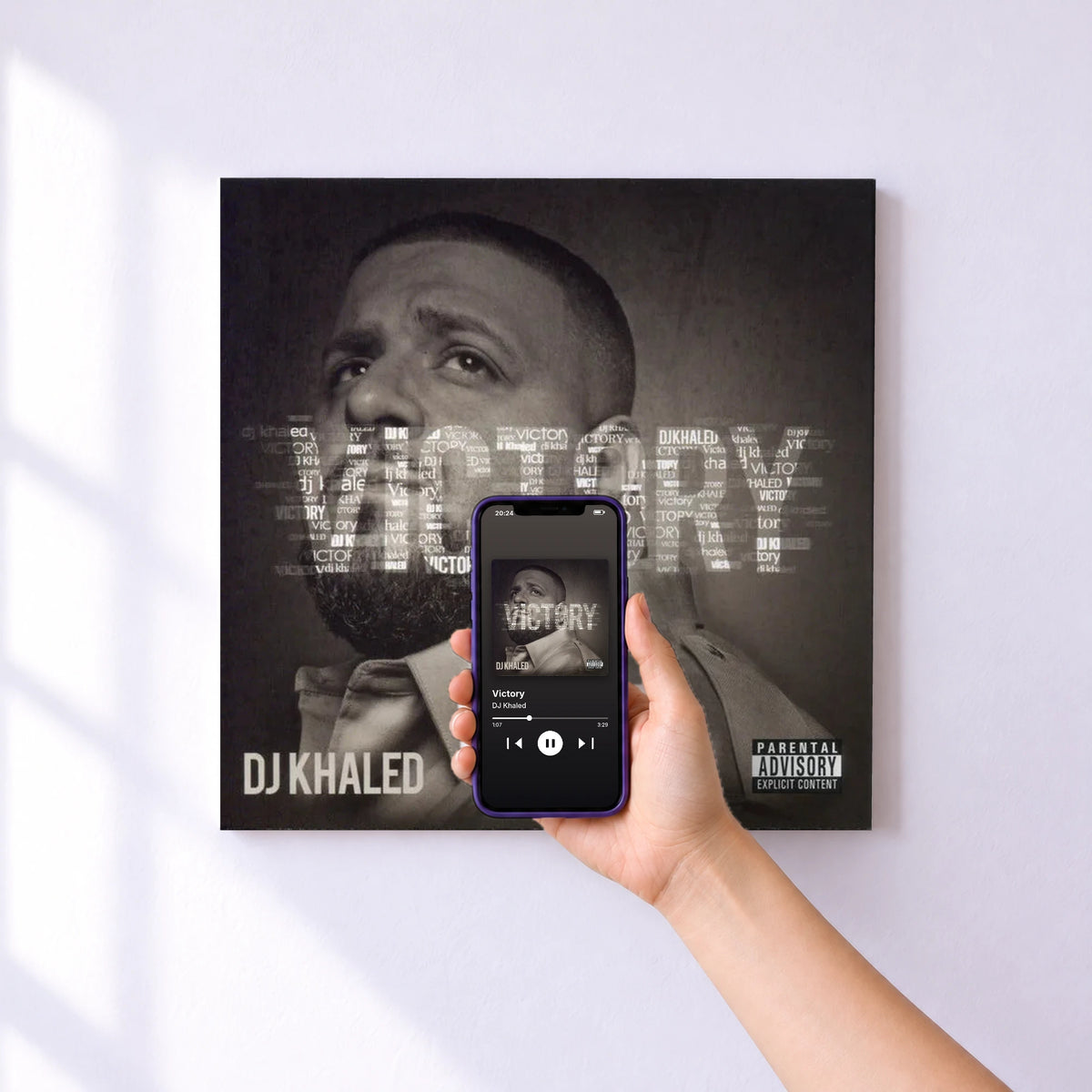 Affiche connectée Victory de DJ Khaled au mur : l'album se lance en approchant le téléphone