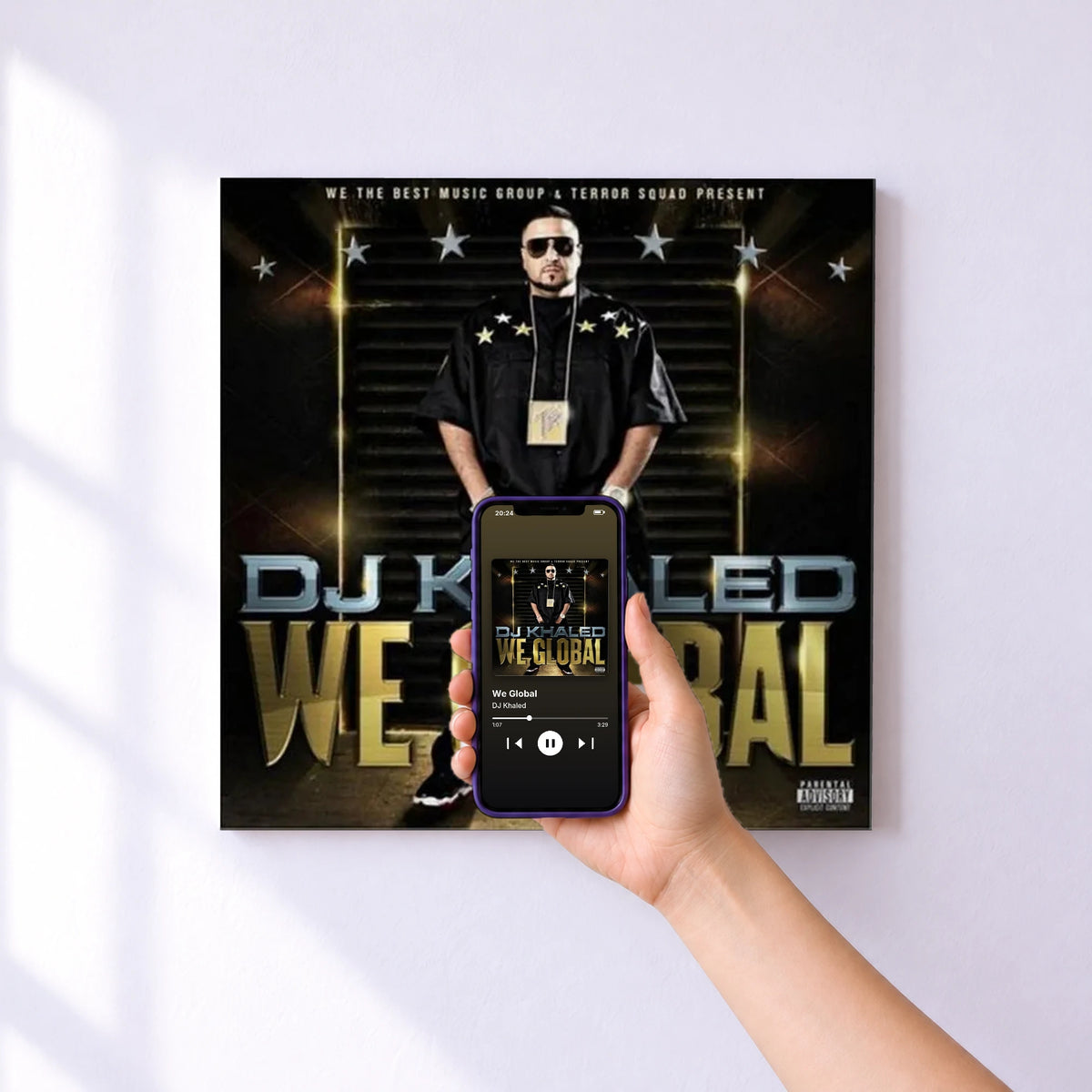 Affiche connectée We Global de DJ Khaled au mur : l'album se lance en approchant le téléphone