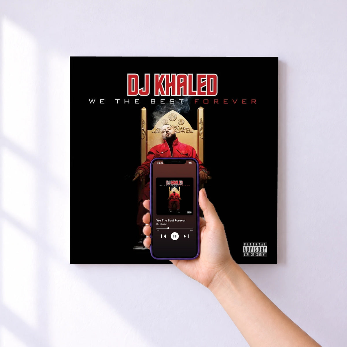 Affiche connectée We The Best Forever de DJ Khaled au mur : l'album se lance en approchant le téléphone
