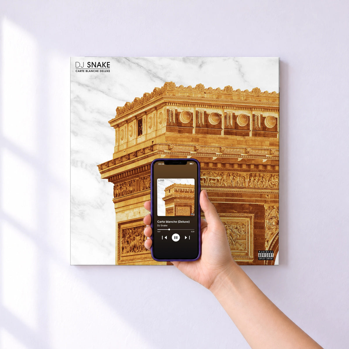 Affiche connectée Carte blanche (Deluxe) de DJ Snake au mur : l'album se lance en approchant le téléphone