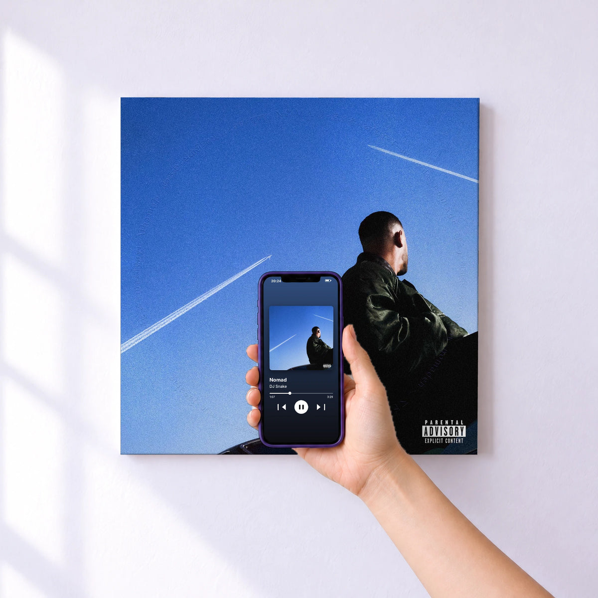 Affiche connectée Nomad de DJ Snake au mur : l'album se lance en approchant le téléphone