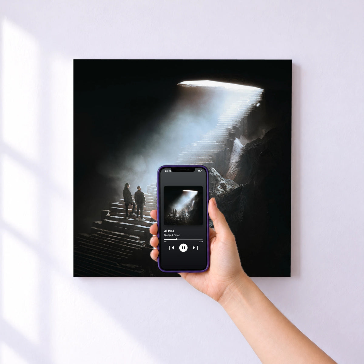 Affiche connectée ALPHA de Djadja & Dinaz au mur : l'album se lance en approchant le téléphone