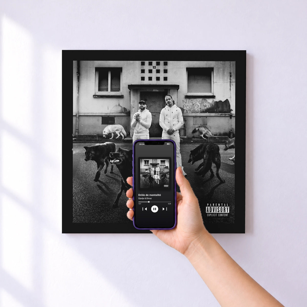 Affiche connectée Drôle de mentalité de Djadja & Dinaz au mur : l'album se lance en approchant le téléphone