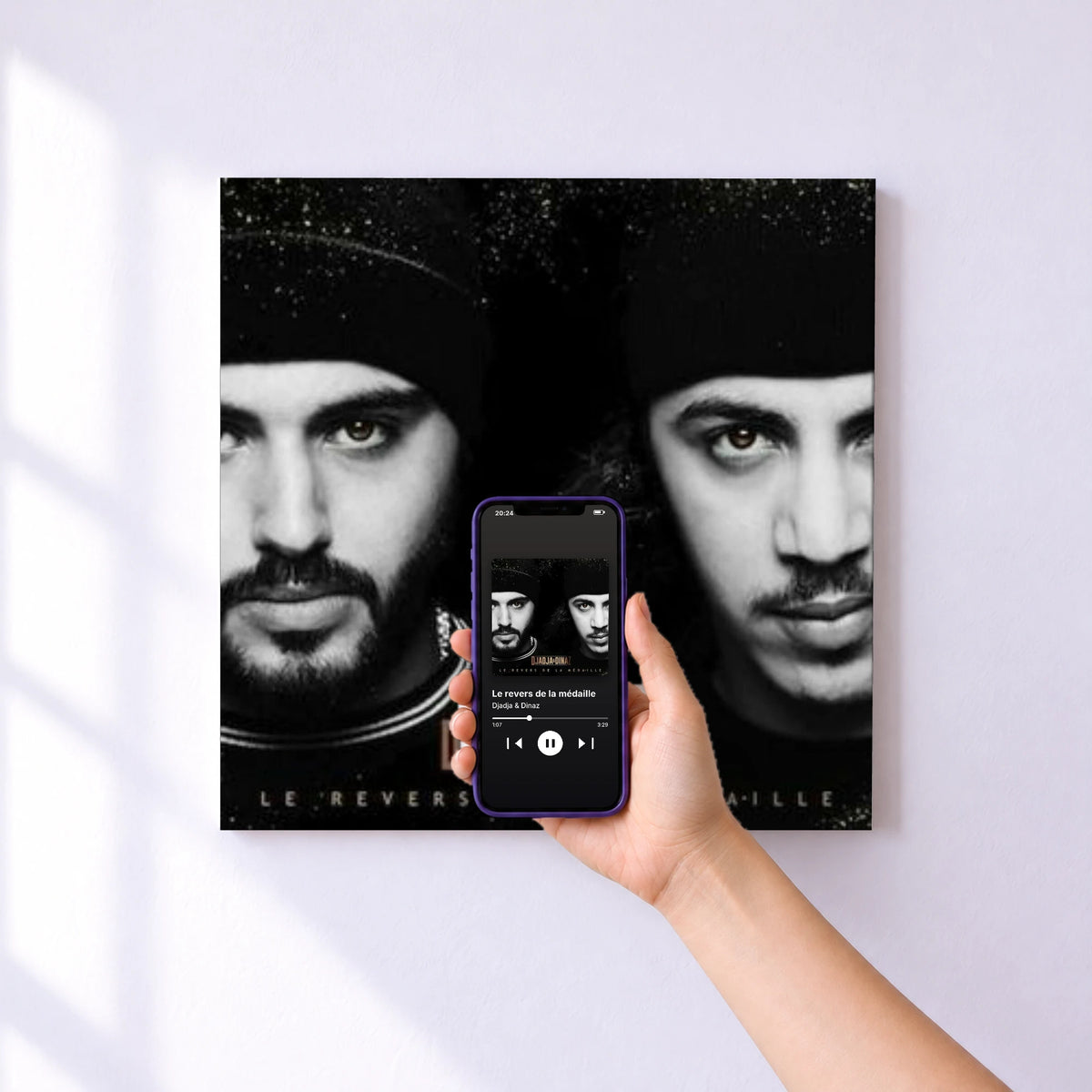 Affiche connectée Le revers de la médaille de Djadja & Dinaz au mur : l'album se lance en approchant le téléphone