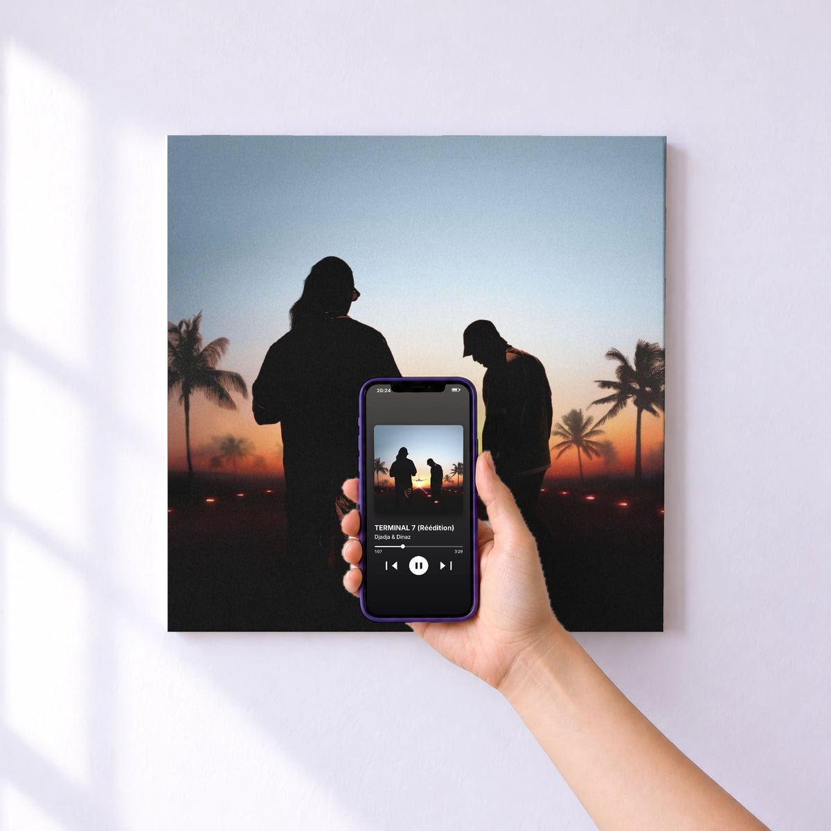 Affiche connectée TERMINAL 7 (Réédition) de Djadja & Dinaz au mur : l'album se lance en approchant le téléphone