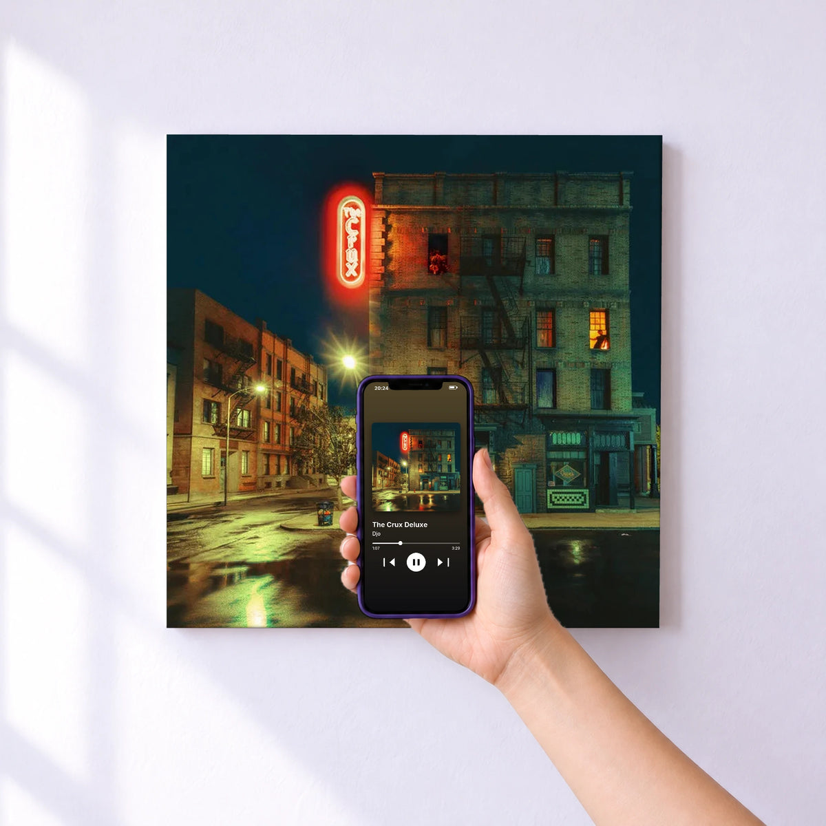 Affiche connectée The Crux Deluxe de Djo au mur : l'album se lance en approchant le téléphone