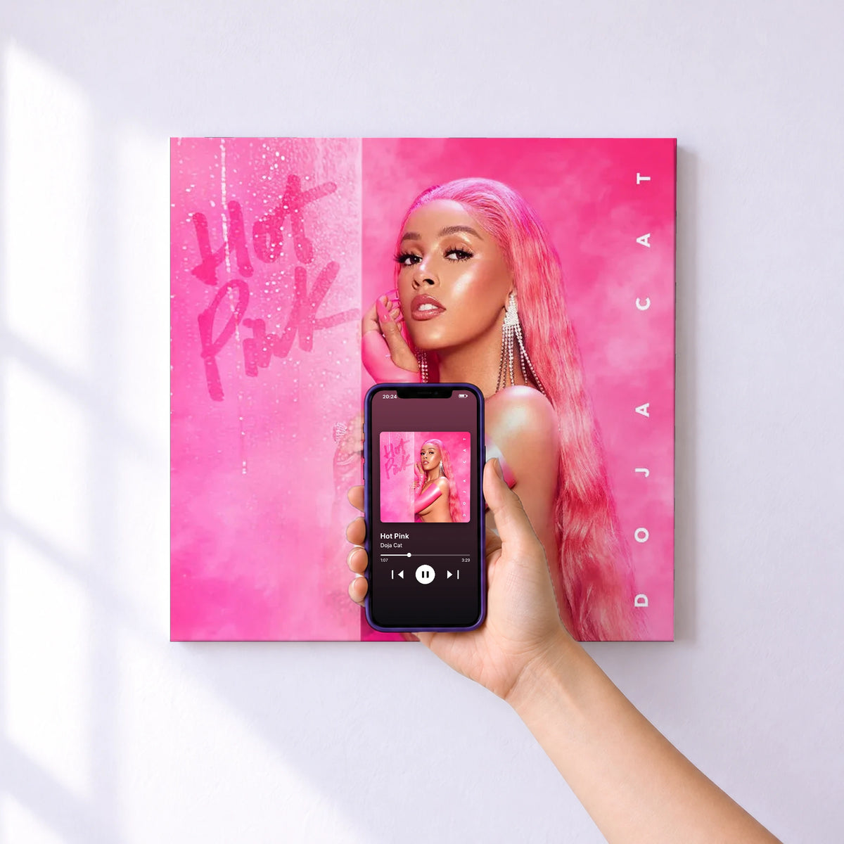 Affiche connectée Hot Pink de Doja Cat au mur : l'album se lance en approchant le téléphone