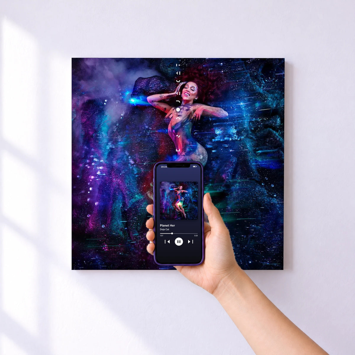 Affiche connectée Planet Her de Doja Cat au mur : l'album se lance en approchant le téléphone