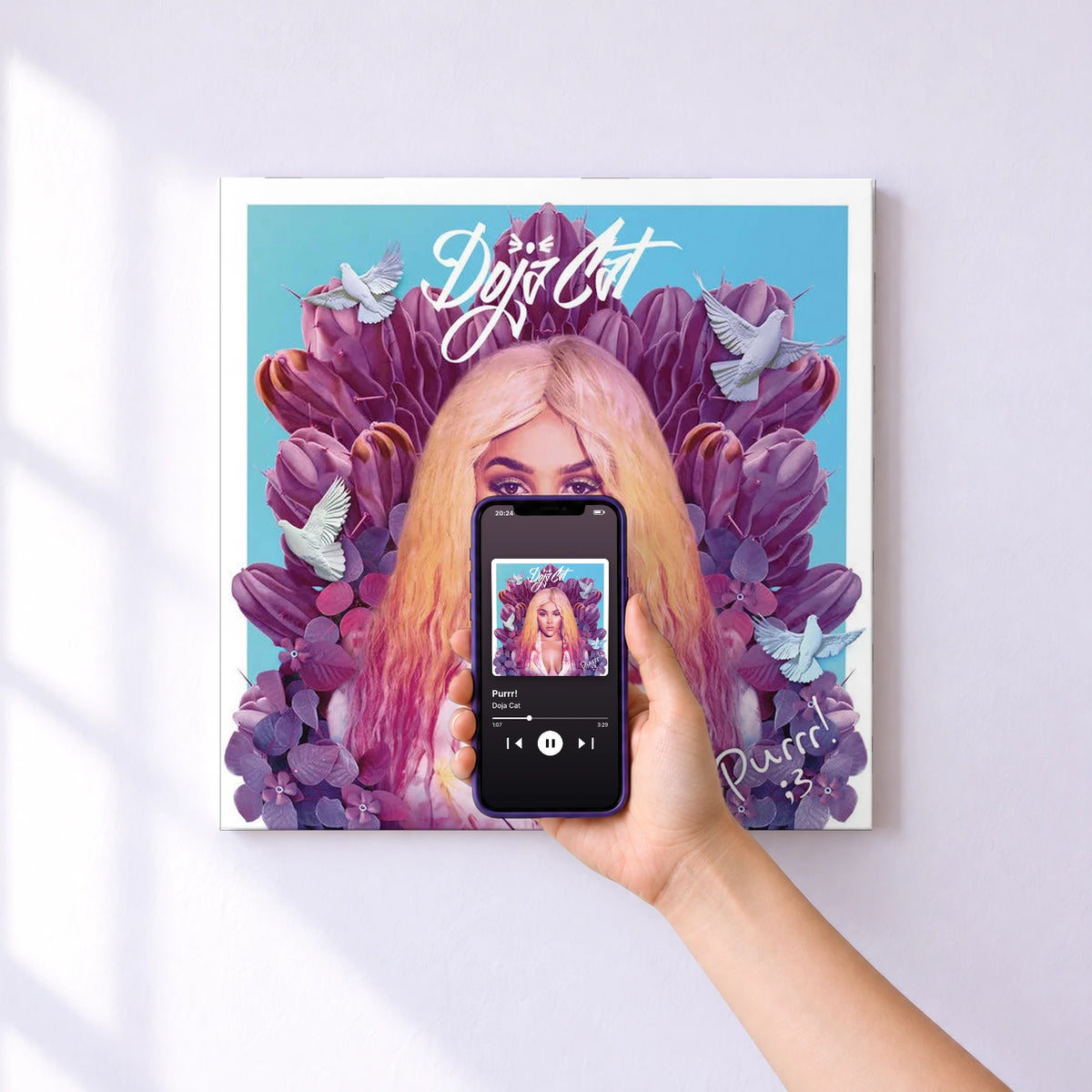 Affiche connectée Purrr! de Doja Cat au mur : l'album se lance en approchant le téléphone