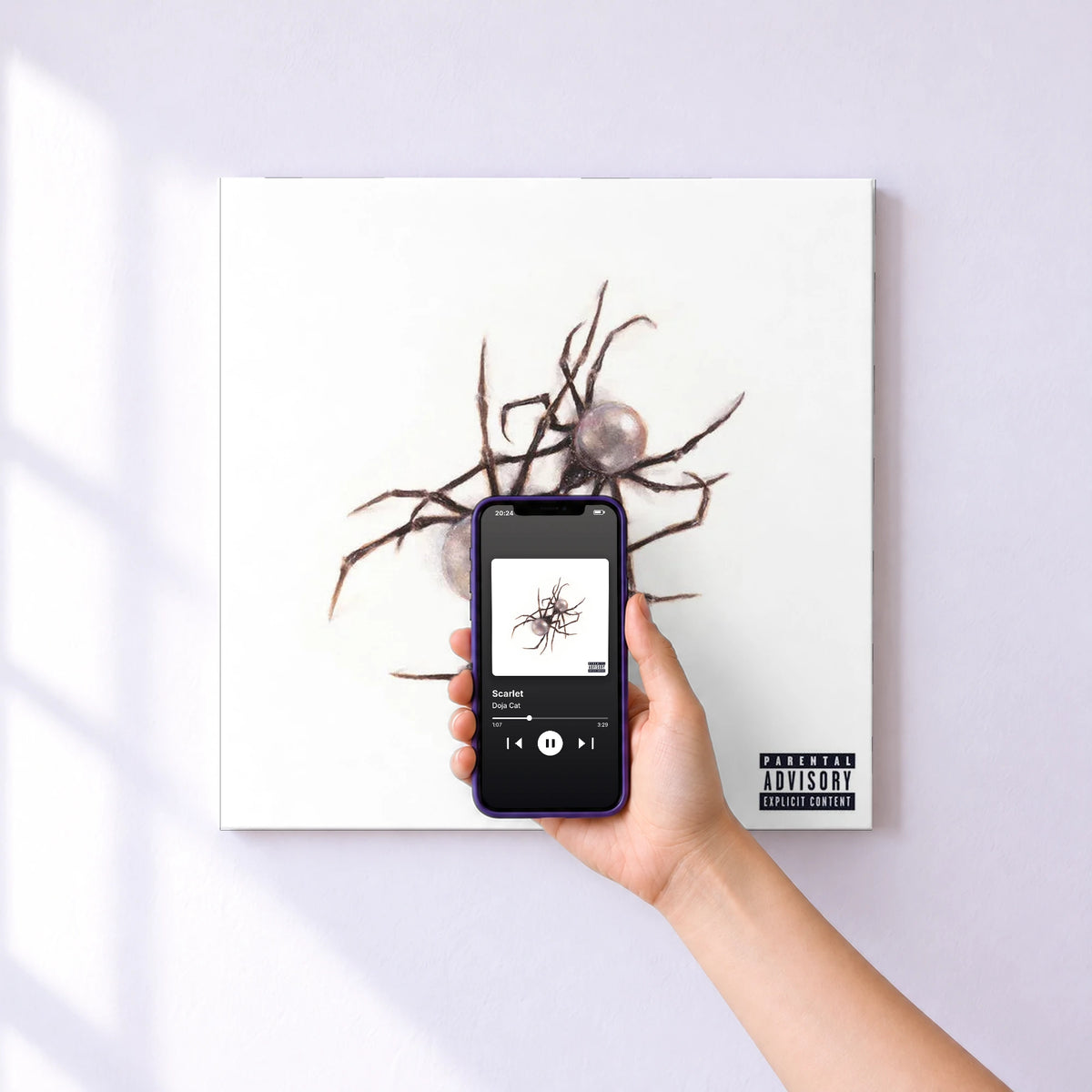 Affiche connectée Scarlet de Doja Cat au mur : l'album se lance en approchant le téléphone