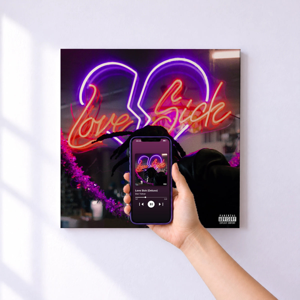 Affiche connectée Love Sick (Deluxe) de Don Toliver au mur : l'album se lance en approchant le téléphone