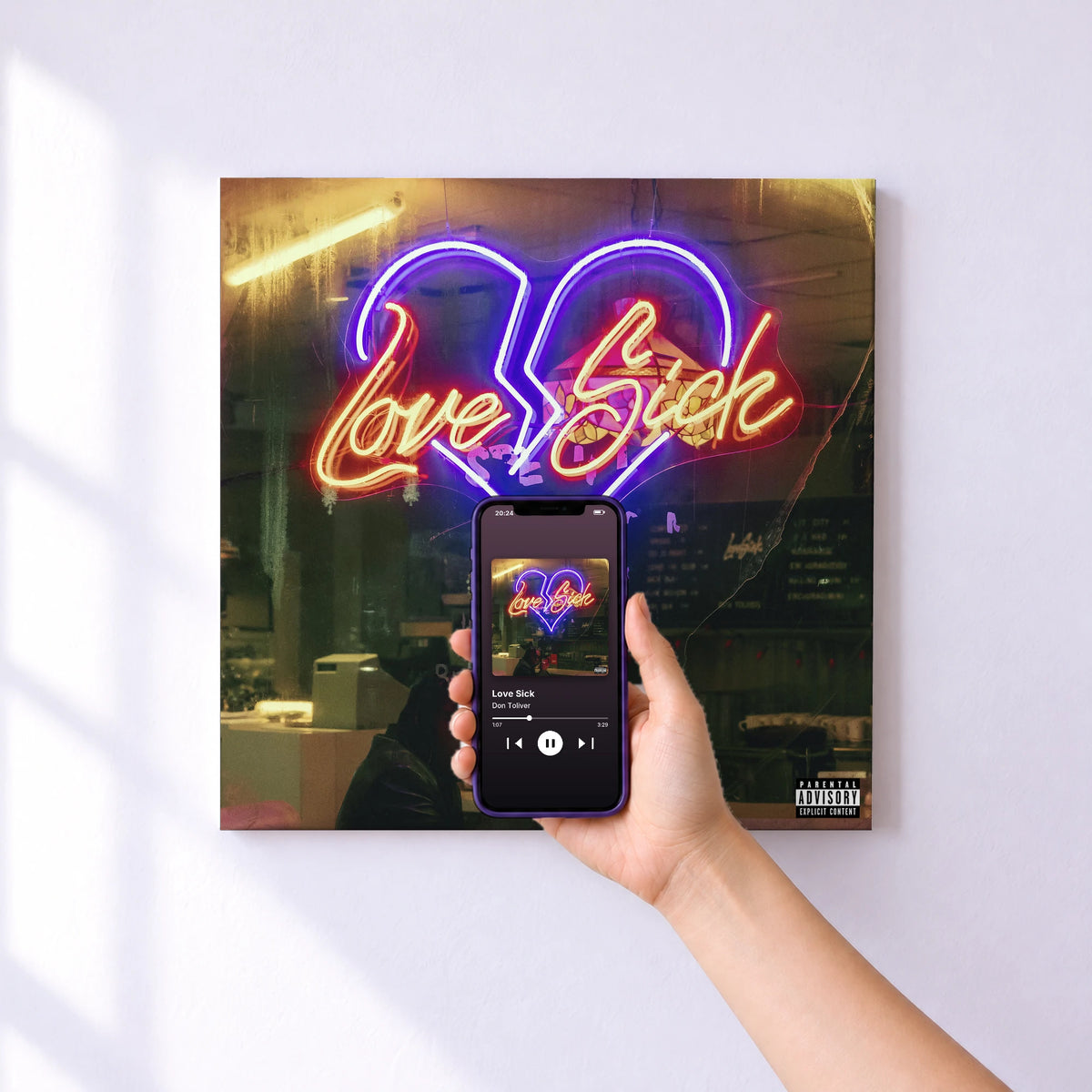 Affiche connectée Love Sick de Don Toliver au mur : l'album se lance en approchant le téléphone
