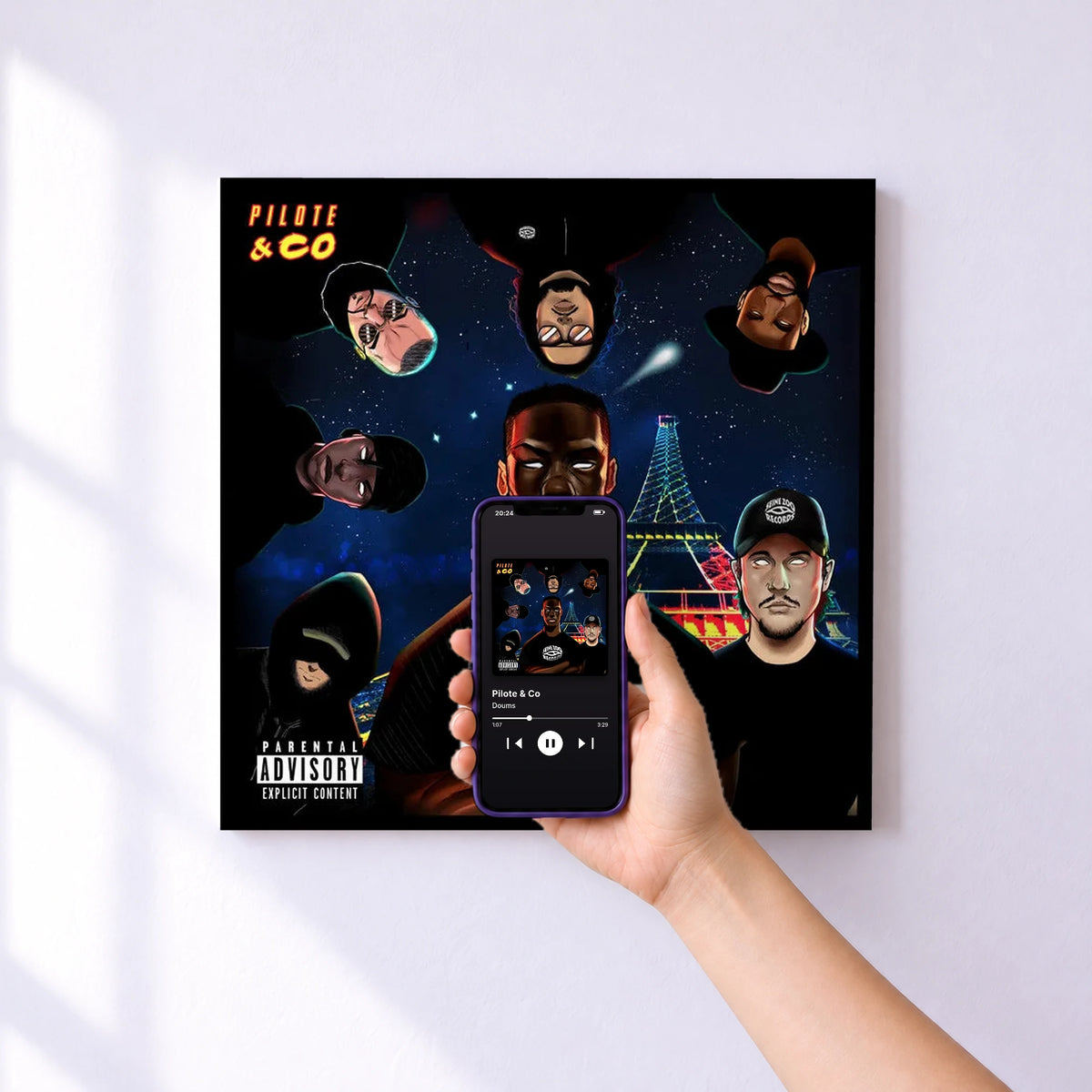 Affiche connectée Pilote & Co de Doums au mur : l'album se lance en approchant le téléphone