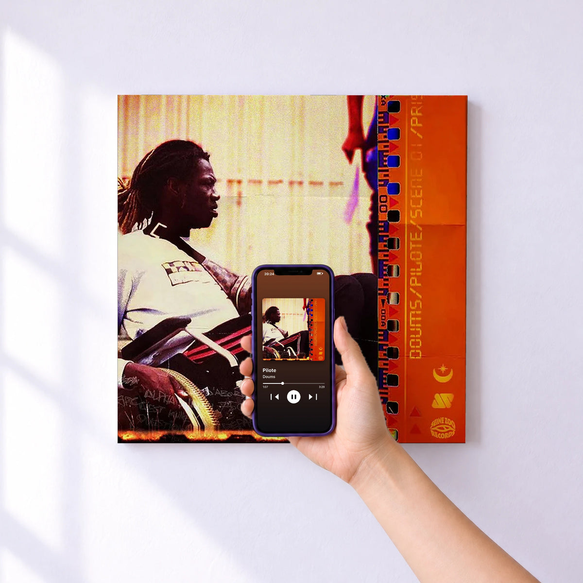 Affiche connectée Pilote de Doums au mur : l'album se lance en approchant le téléphone