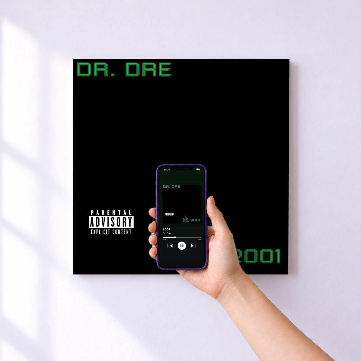 Affiche connectée 2001 de Dr. Dre au mur : l'album se lance en approchant le téléphone