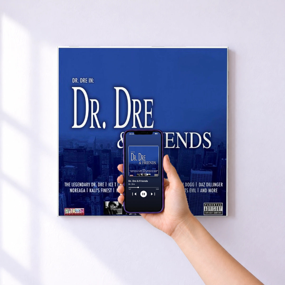 Affiche connectée Dr. Dre & Friends de Dr. Dre au mur : l'album se lance en approchant le téléphone