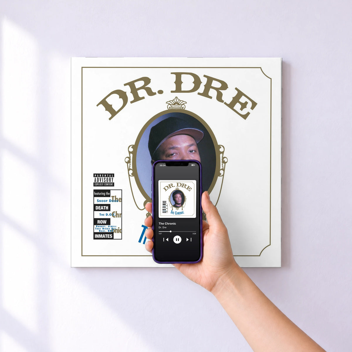 Affiche connectée The Chronic de Dr. Dre au mur : l'album se lance en approchant le téléphone
