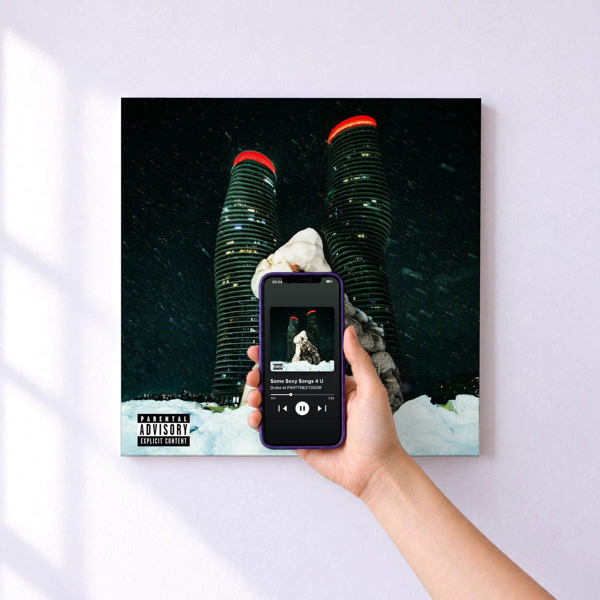 Affiche connectée $ome $exy $ongs 4 U de Drake et PARTYNEXTDOOR au mur : l'album se lance en approchant le téléphone
