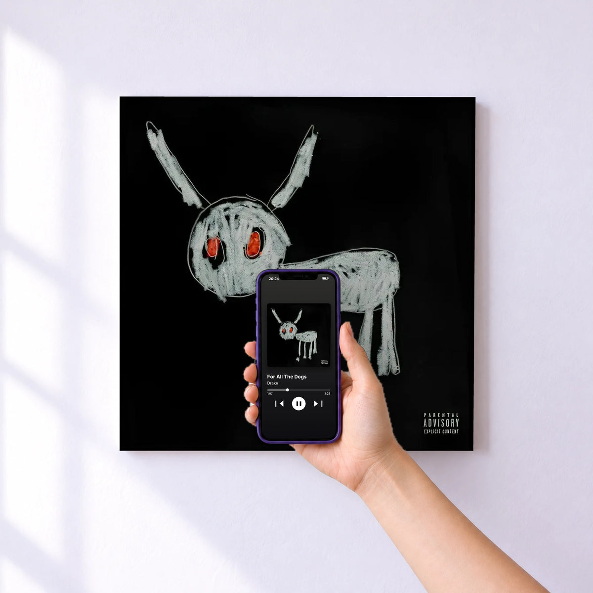 Affiche connectée For All The Dogs de Drake au mur : l'album se lance en approchant le téléphone