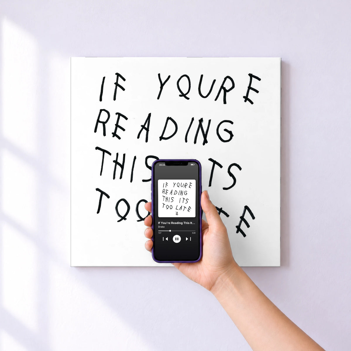 Affiche connectée If You're Reading This It's Too Late de Drake au mur : l'album se lance en approchant le téléphone