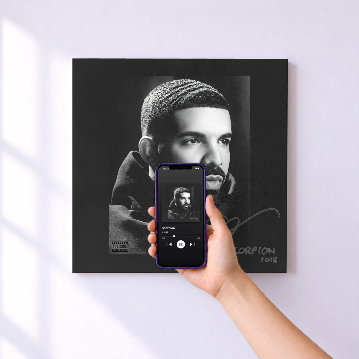Affiche connectée Scorpion de Drake au mur : l'album se lance en approchant le téléphone