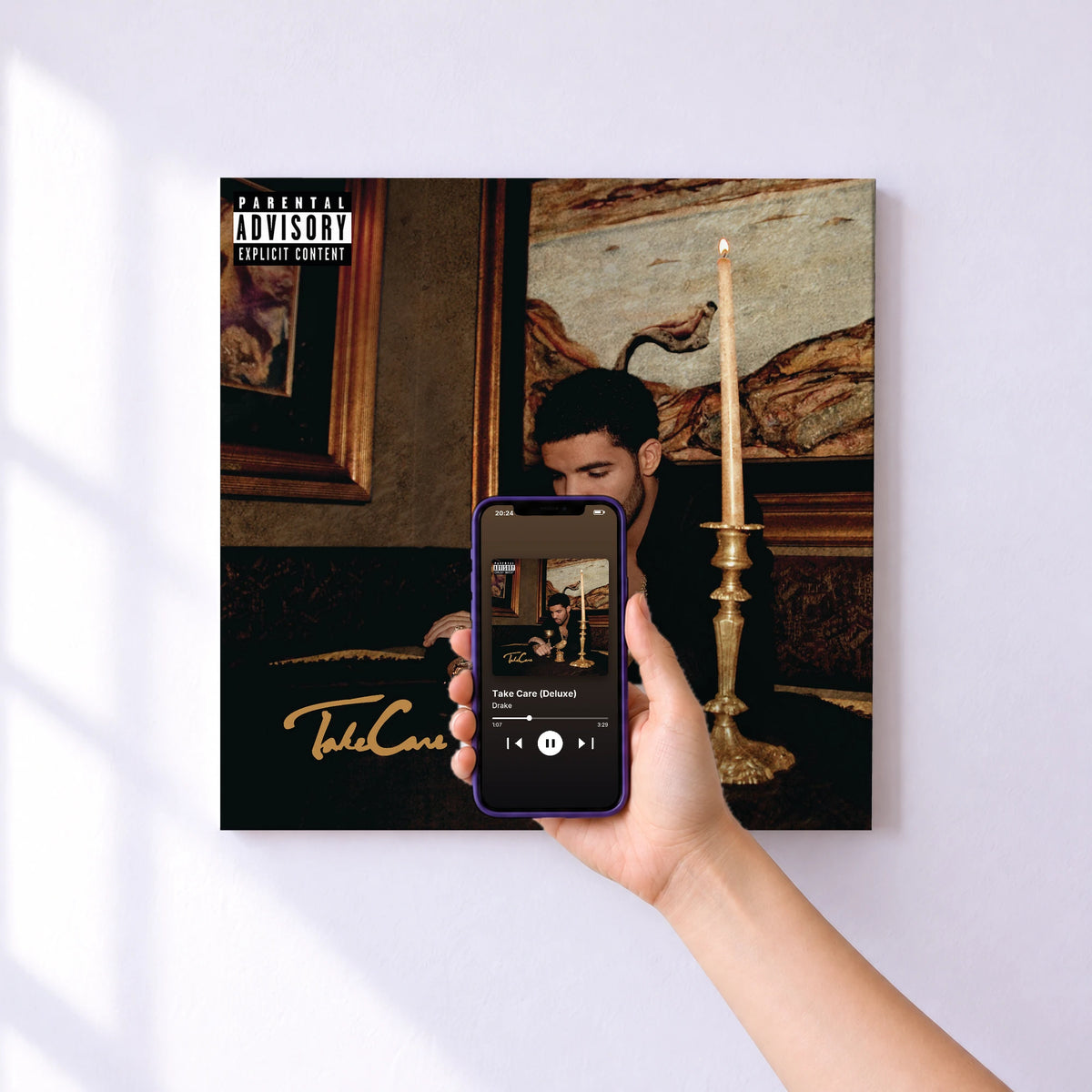 Affiche connectée Take Care (Deluxe) de Drake au mur : l'album se lance en approchant le téléphone