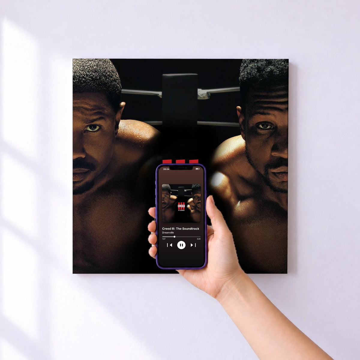 Affiche connectée Creed III: The Soundtrack de Dreamville au mur : l'album se lance en approchant le téléphone