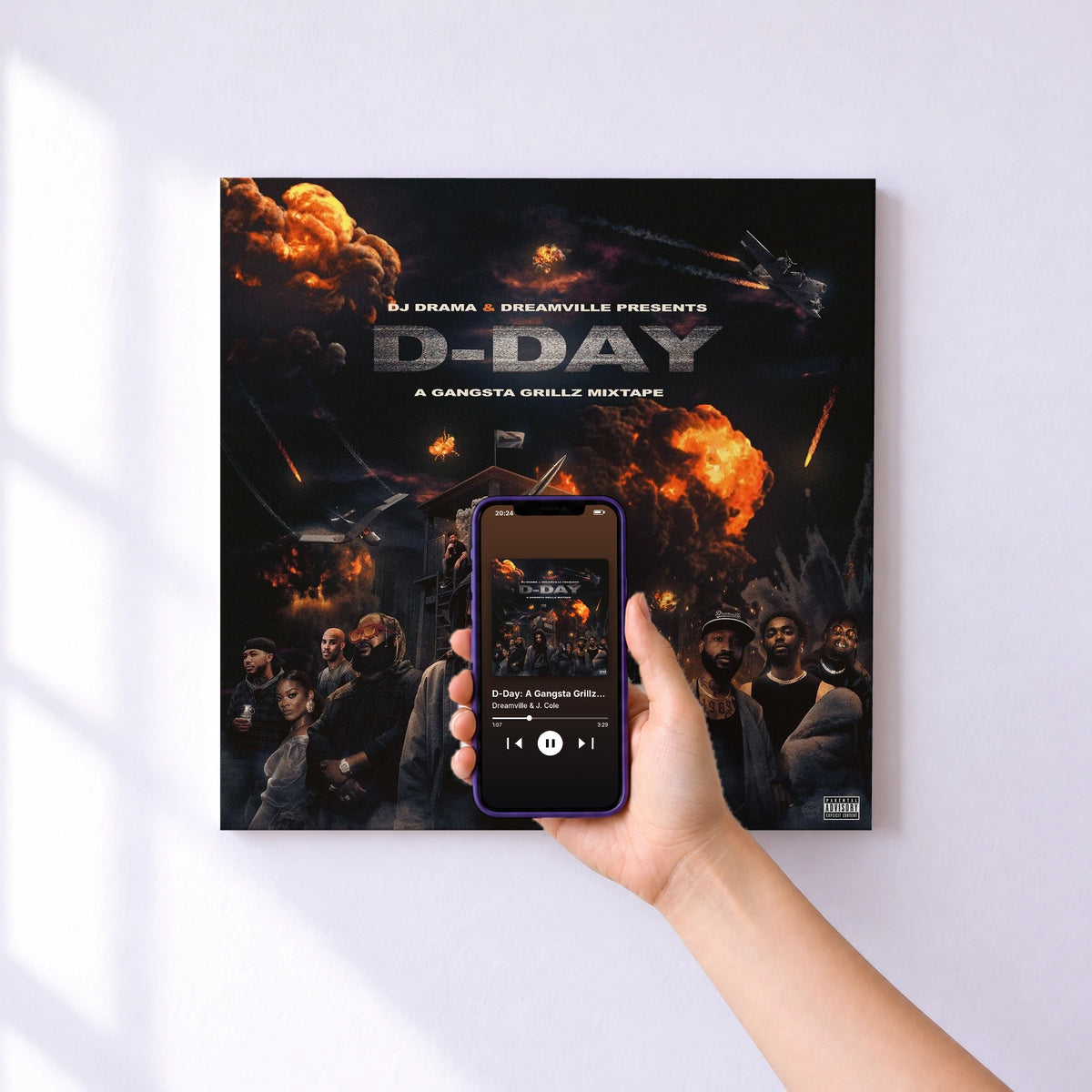 Affiche connectée D-Day: A Gangsta Grillz Mixtape de Dreamville & J. Cole au mur : l'album se lance en approchant le téléphone