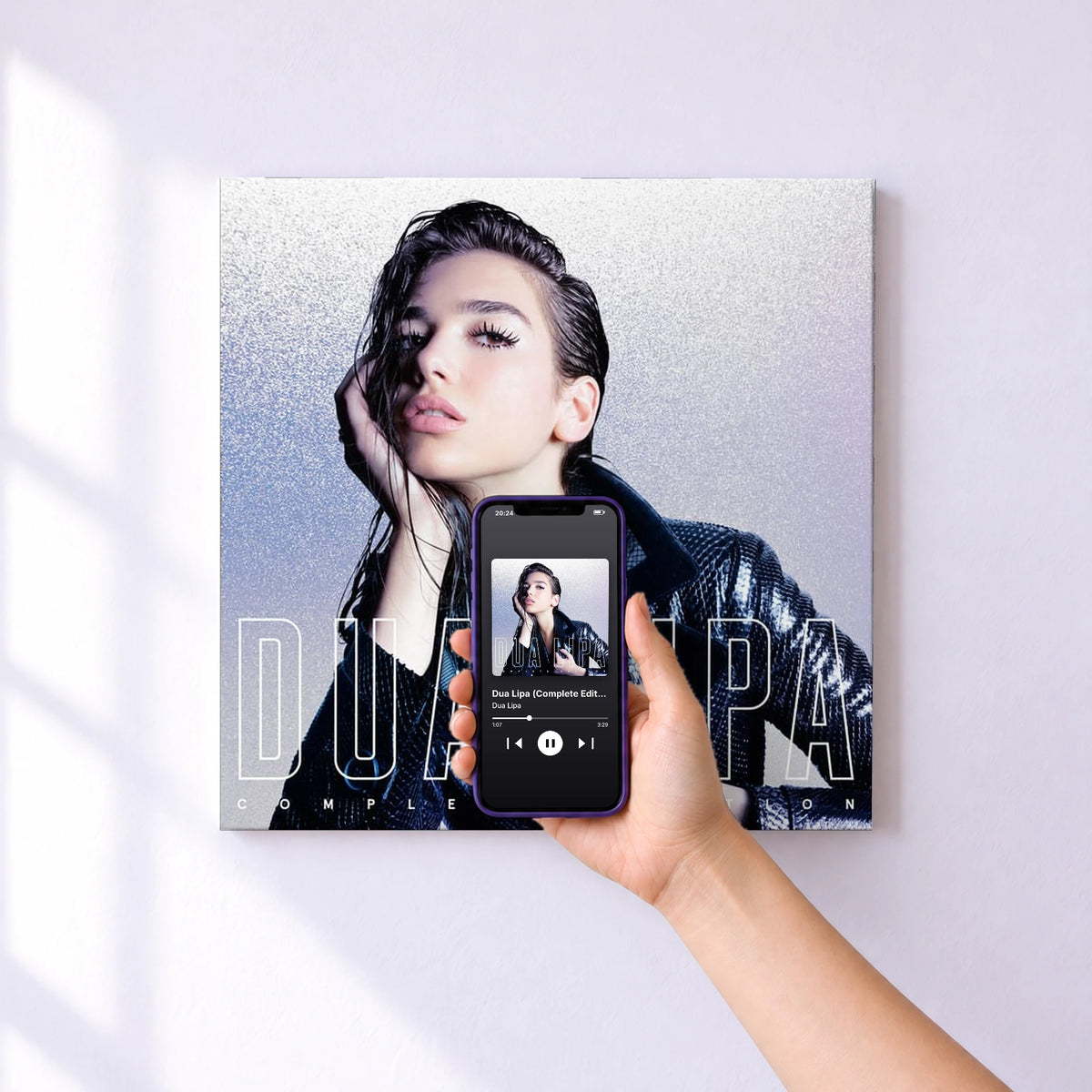 Affiche connectée Dua Lipa (Complete Edition) de Dua Lipa au mur : l'album se lance en approchant le téléphone