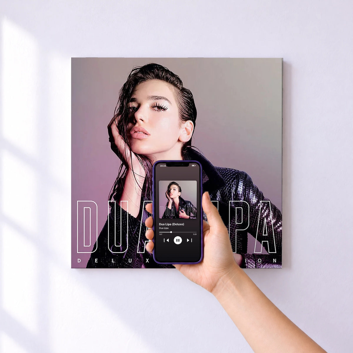 Affiche connectée Dua Lipa (Deluxe) de Dua Lipa au mur : l'album se lance en approchant le téléphone