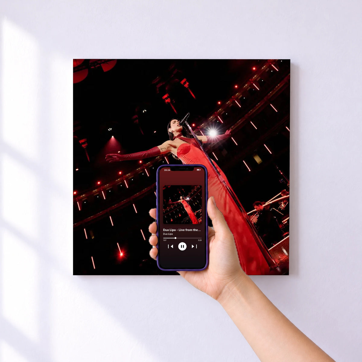 Affiche connectée Dua Lipa - Live from the Royal Albert Hall de Dua Lipa au mur : l'album se lance en approchant le téléphone