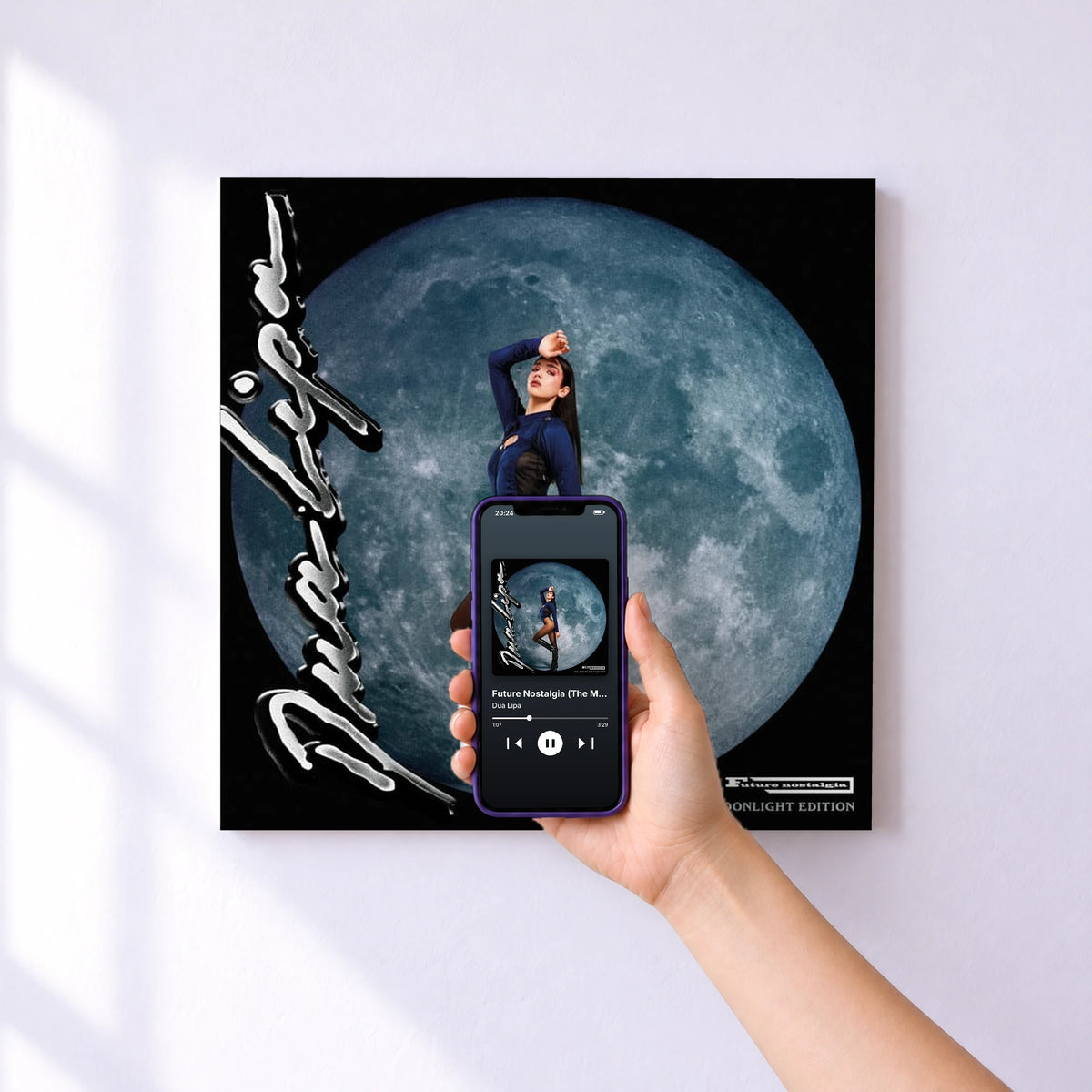 Affiche connectée Future Nostalgia (The Moonlight Edition) de Dua Lipa au mur : l'album se lance en approchant le téléphone