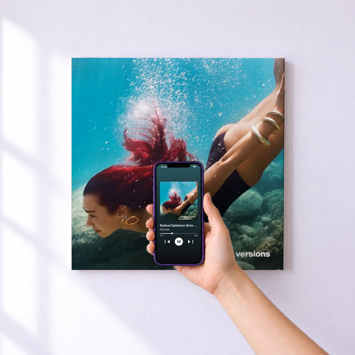 Affiche connectée Radical Optimism (Extended Versions) de Dua Lipa au mur : l'album se lance en approchant le téléphone