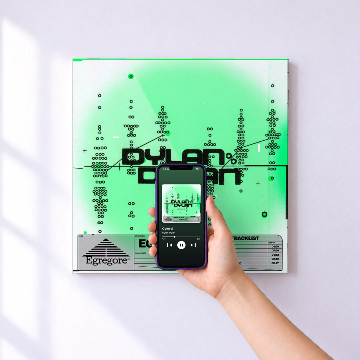 Affiche connectée Control de Dylan Dylan au mur : l'album se lance en approchant le téléphone