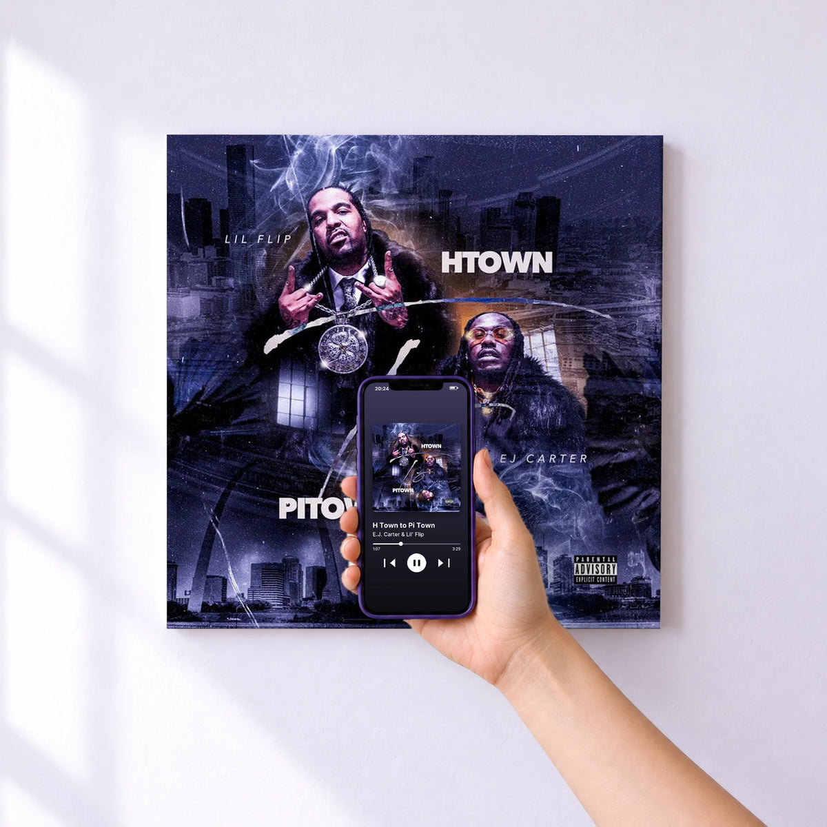 Affiche connectée H Town to Pi Town de E.J. Carter & Lil' Flip au mur : l'album se lance en approchant le téléphone