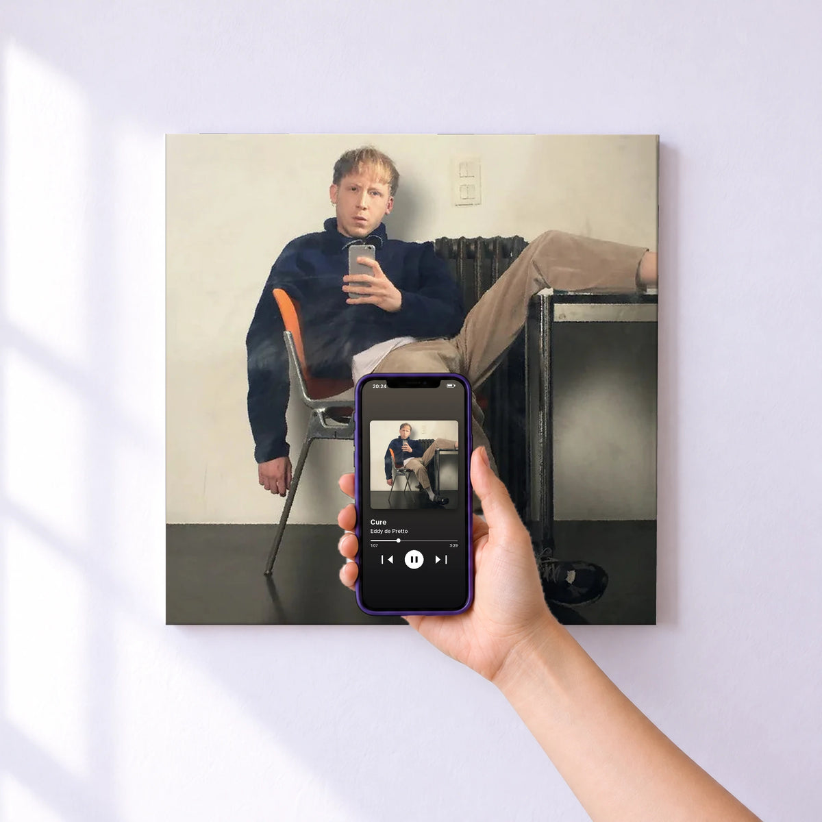 Affiche connectée Cure de Eddy de Pretto au mur : l'album se lance en approchant le téléphone