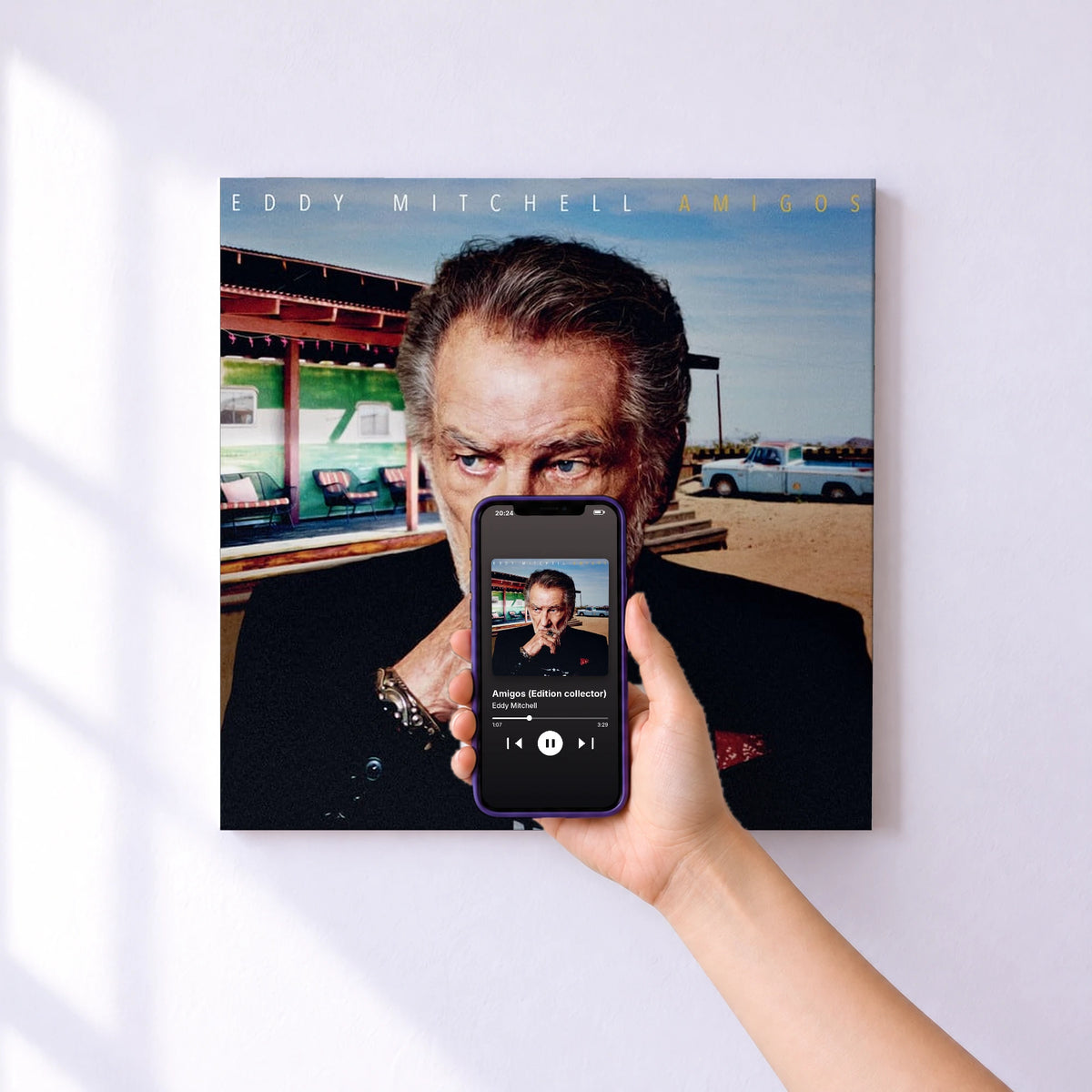 Affiche connectée Amigos (Edition collector) de Eddy Mitchell au mur : l'album se lance en approchant le téléphone