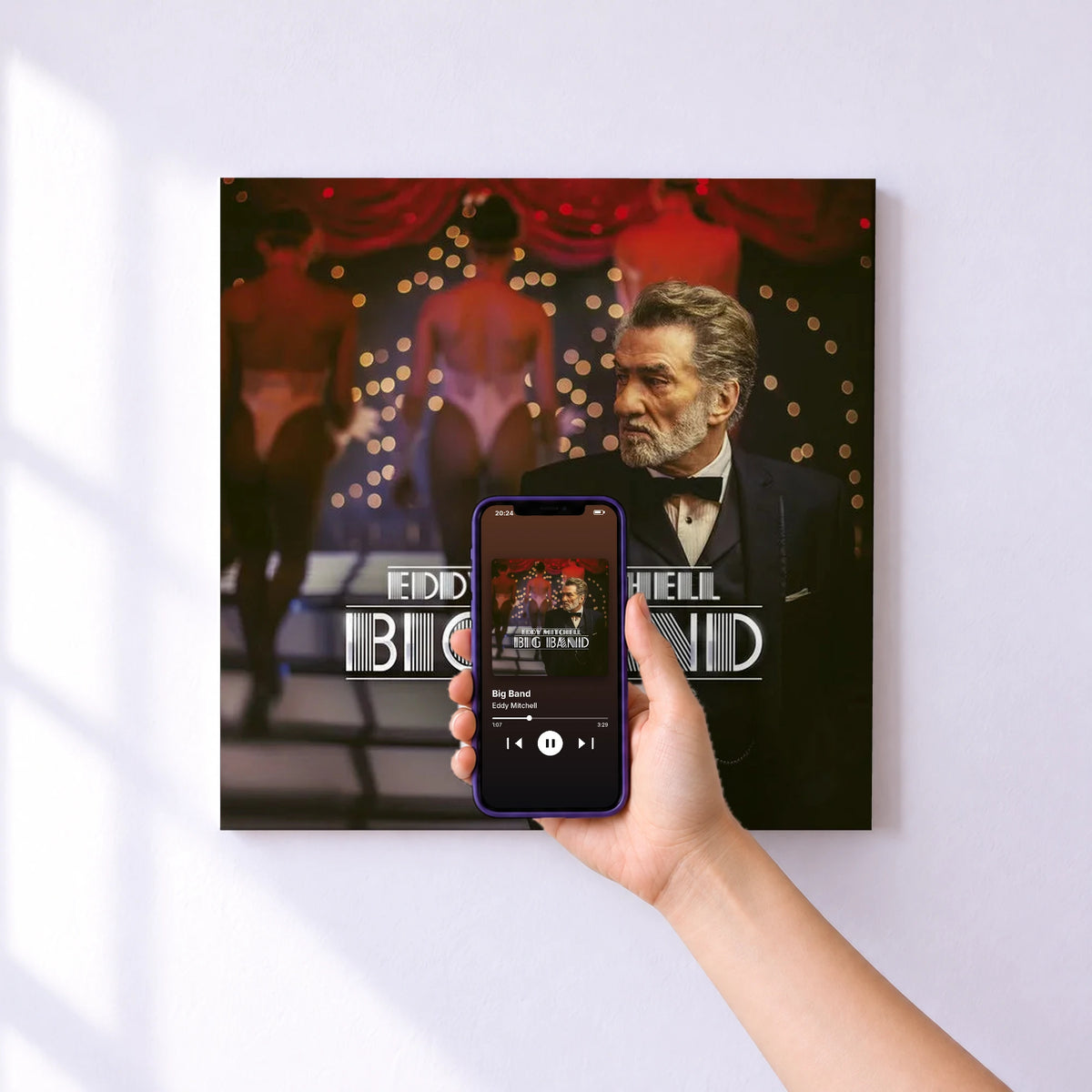 Affiche connectée Big Band de Eddy Mitchell au mur : l'album se lance en approchant le téléphone