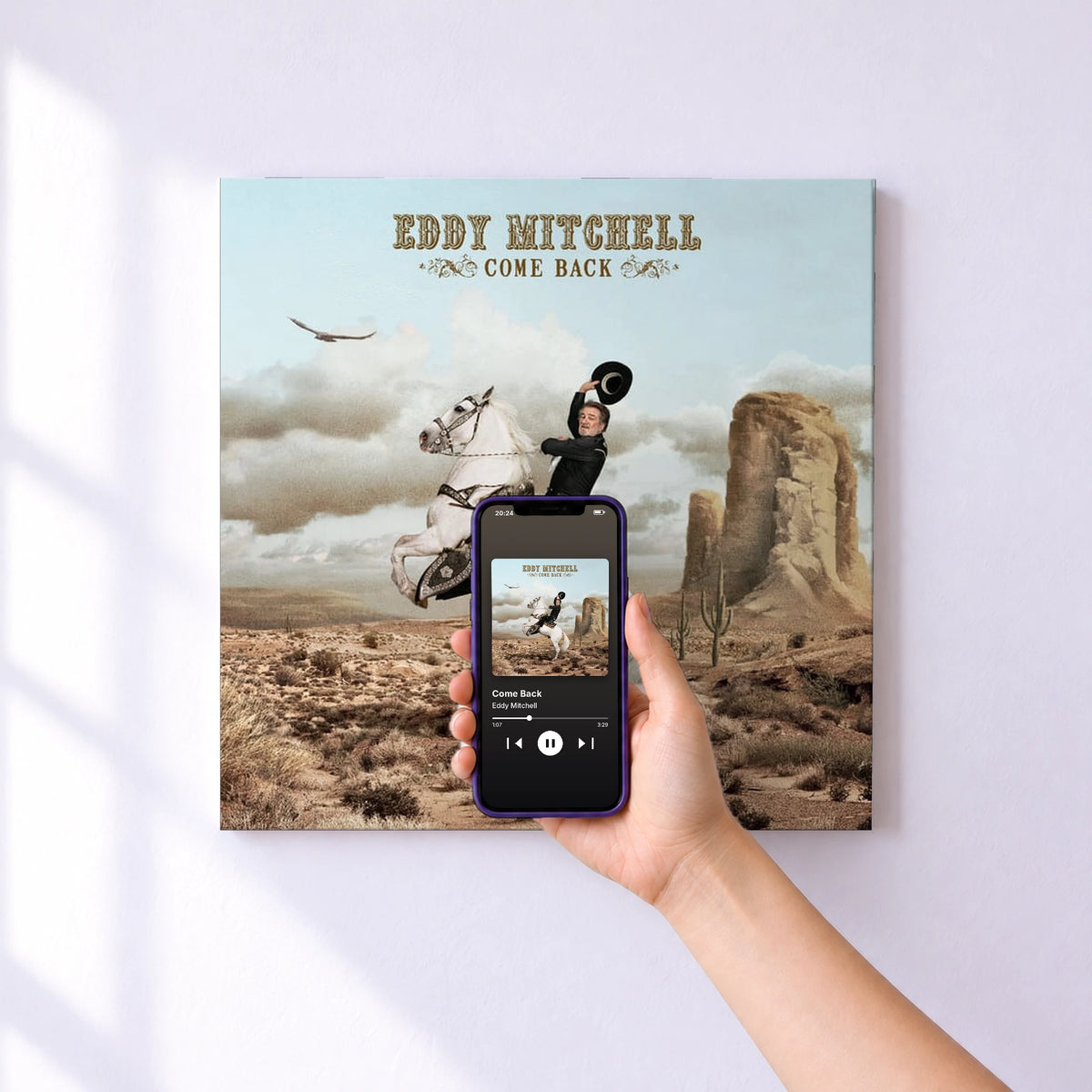 Affiche connectée Come Back de Eddy Mitchell au mur : l'album se lance en approchant le téléphone
