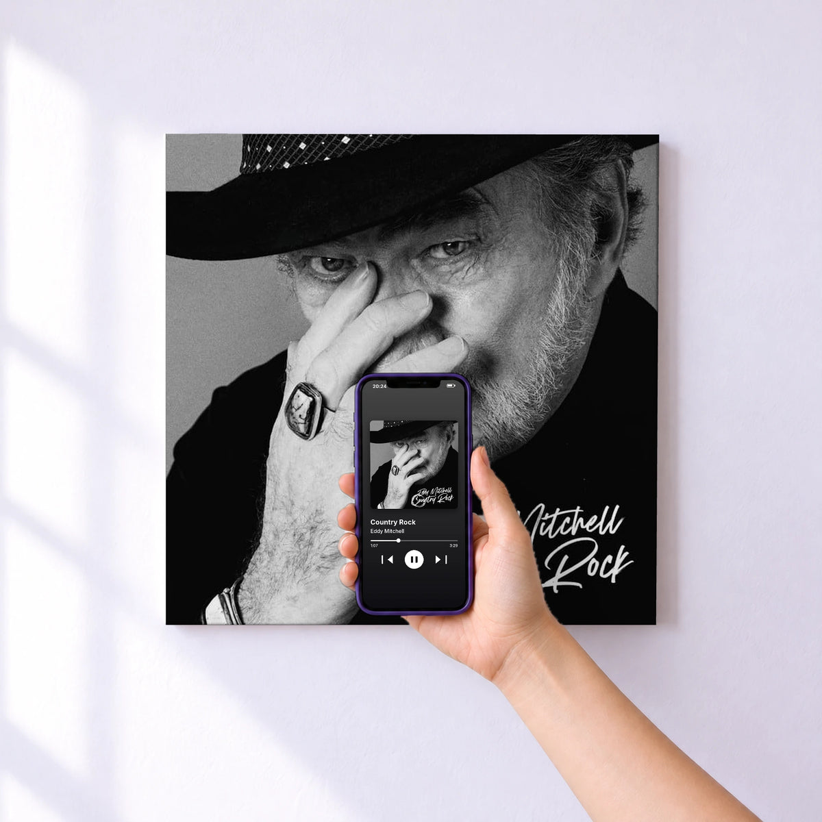 Affiche connectée Country Rock de Eddy Mitchell au mur : l'album se lance en approchant le téléphone