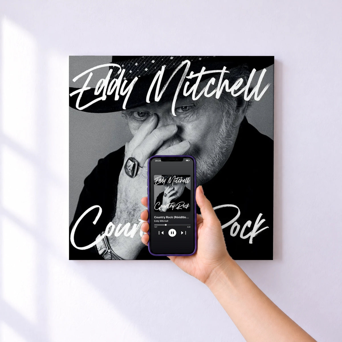 Affiche connectée Country Rock (Réédition 2022) de Eddy Mitchell au mur : l'album se lance en approchant le téléphone