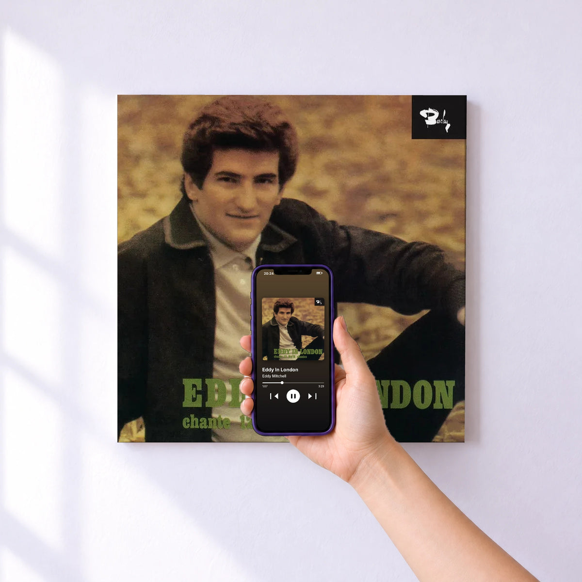 Affiche connectée Eddy In London de Eddy Mitchell au mur : l'album se lance en approchant le téléphone