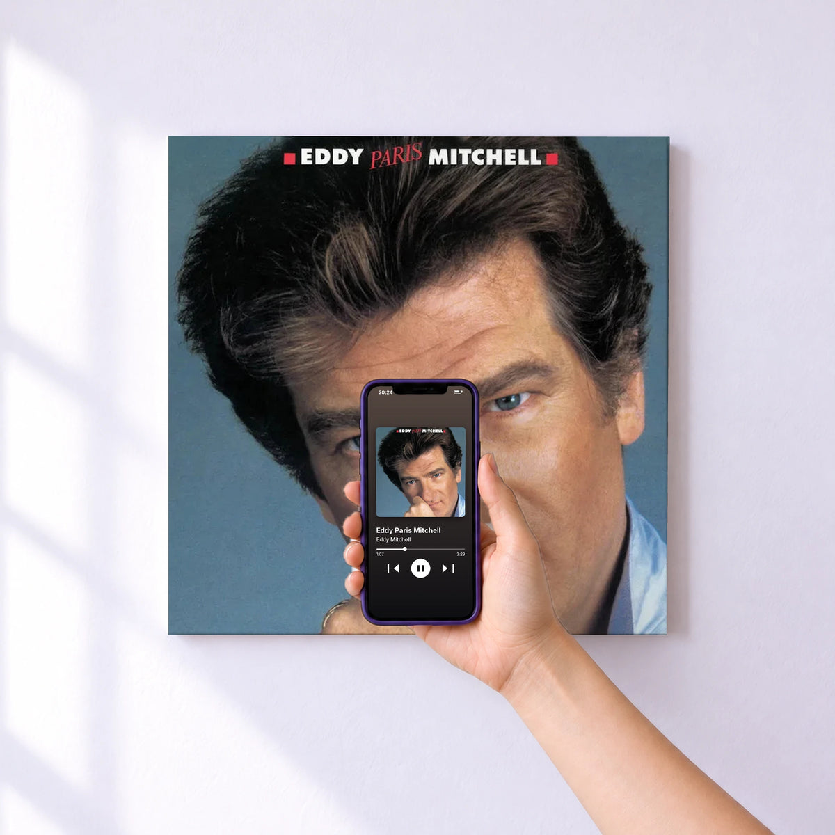 Affiche connectée Eddy Paris Mitchell de Eddy Mitchell au mur : l'album se lance en approchant le téléphone