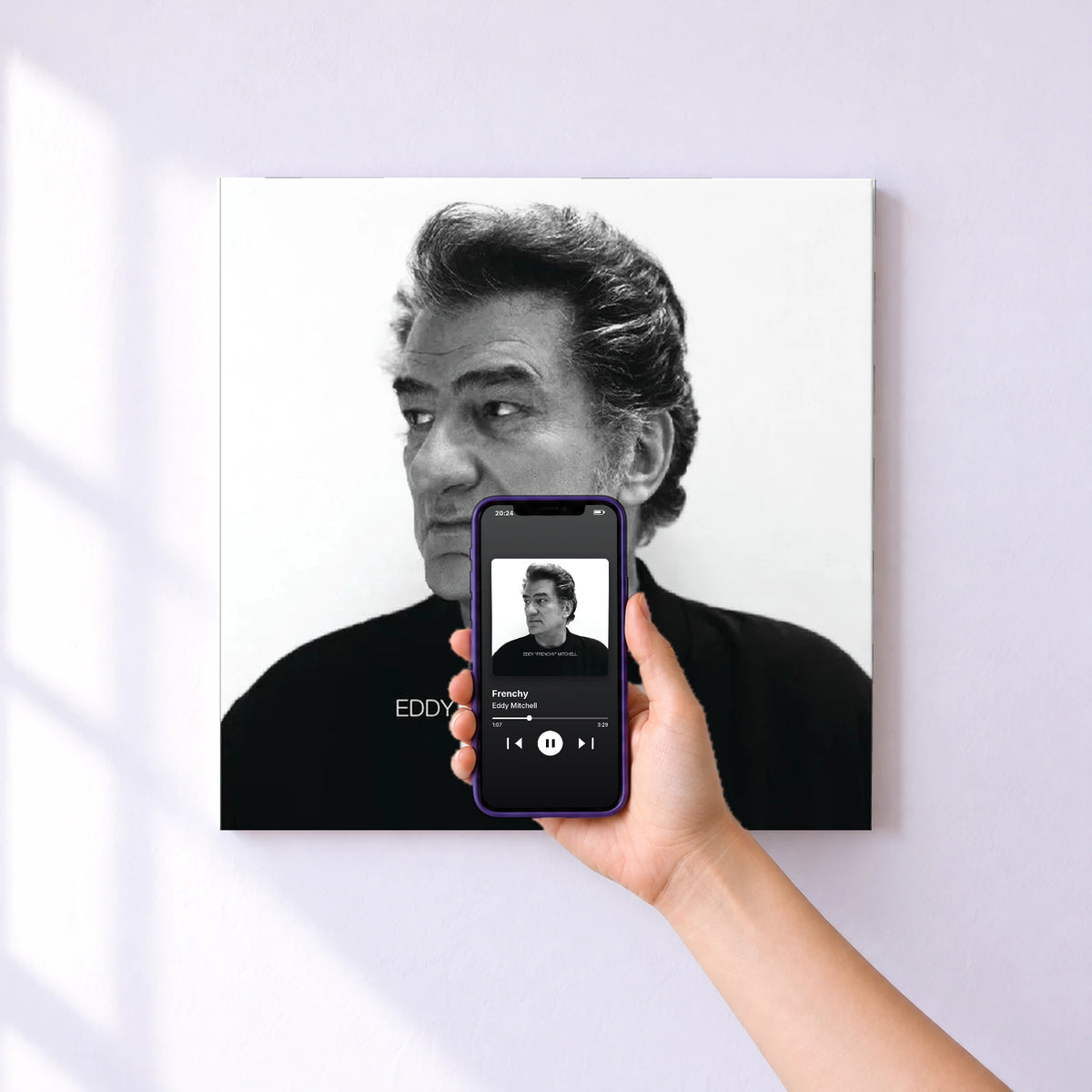 Affiche connectée Frenchy de Eddy Mitchell au mur : l'album se lance en approchant le téléphone