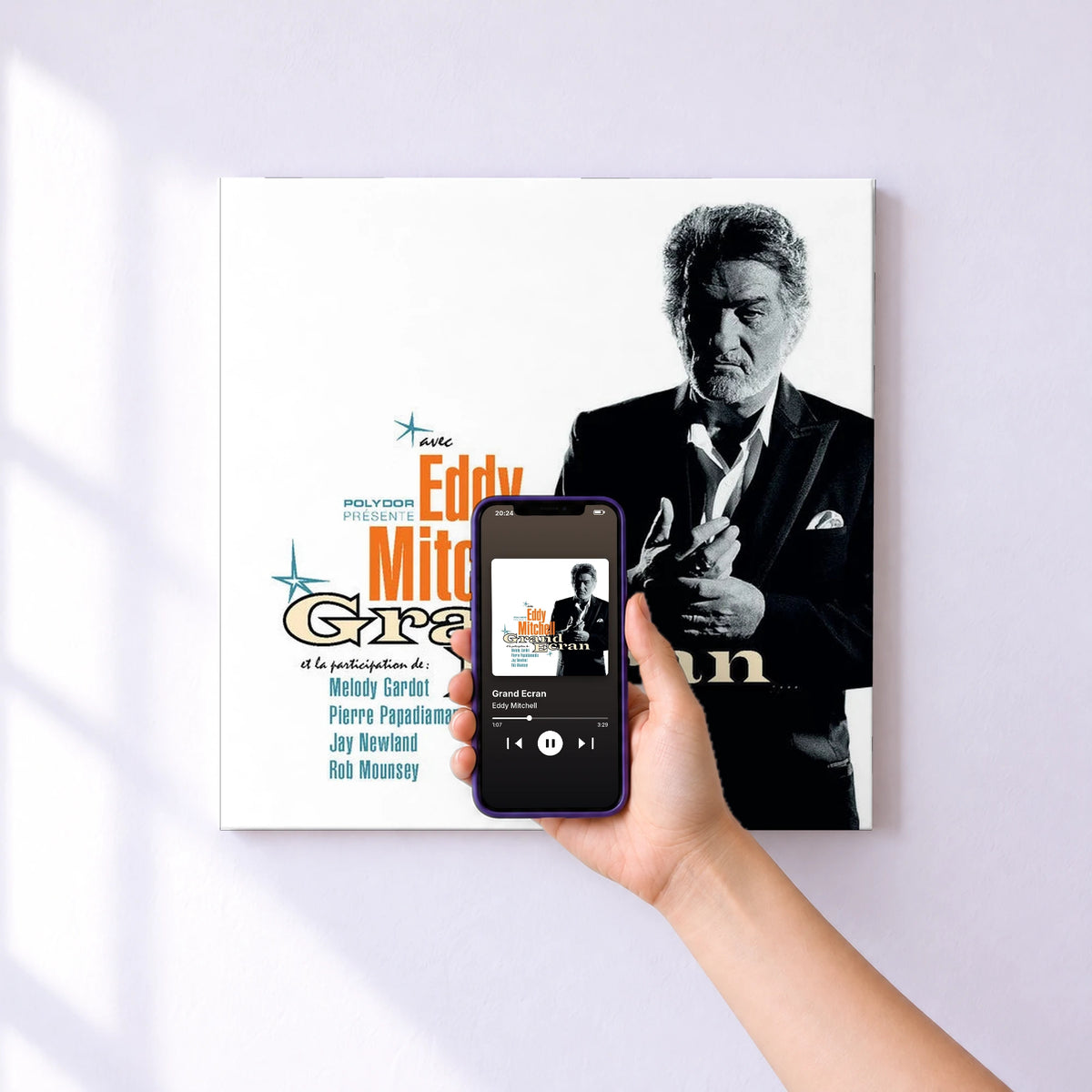 Affiche connectée Grand Ecran de Eddy Mitchell au mur : l'album se lance en approchant le téléphone