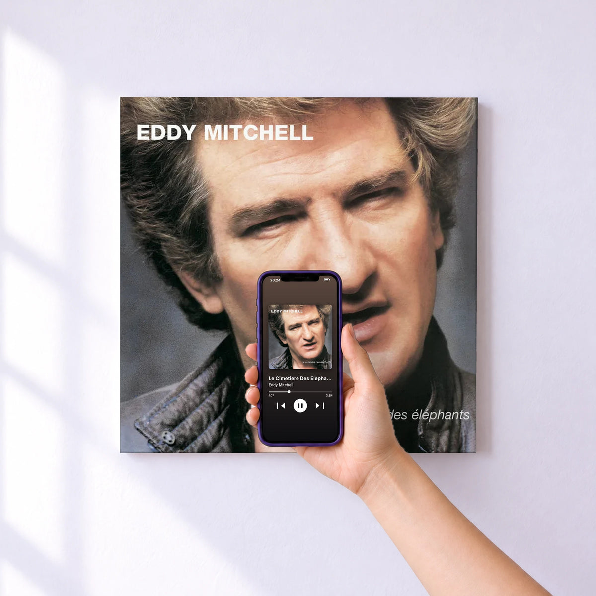 Affiche connectée Le Cimetiere Des Elephants de Eddy Mitchell au mur : l'album se lance en approchant le téléphone
