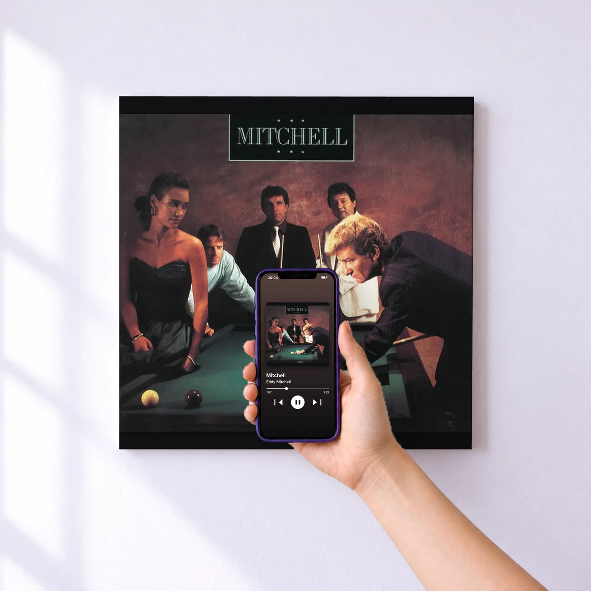 Affiche connectée Mitchell de Eddy Mitchell au mur : l'album se lance en approchant le téléphone