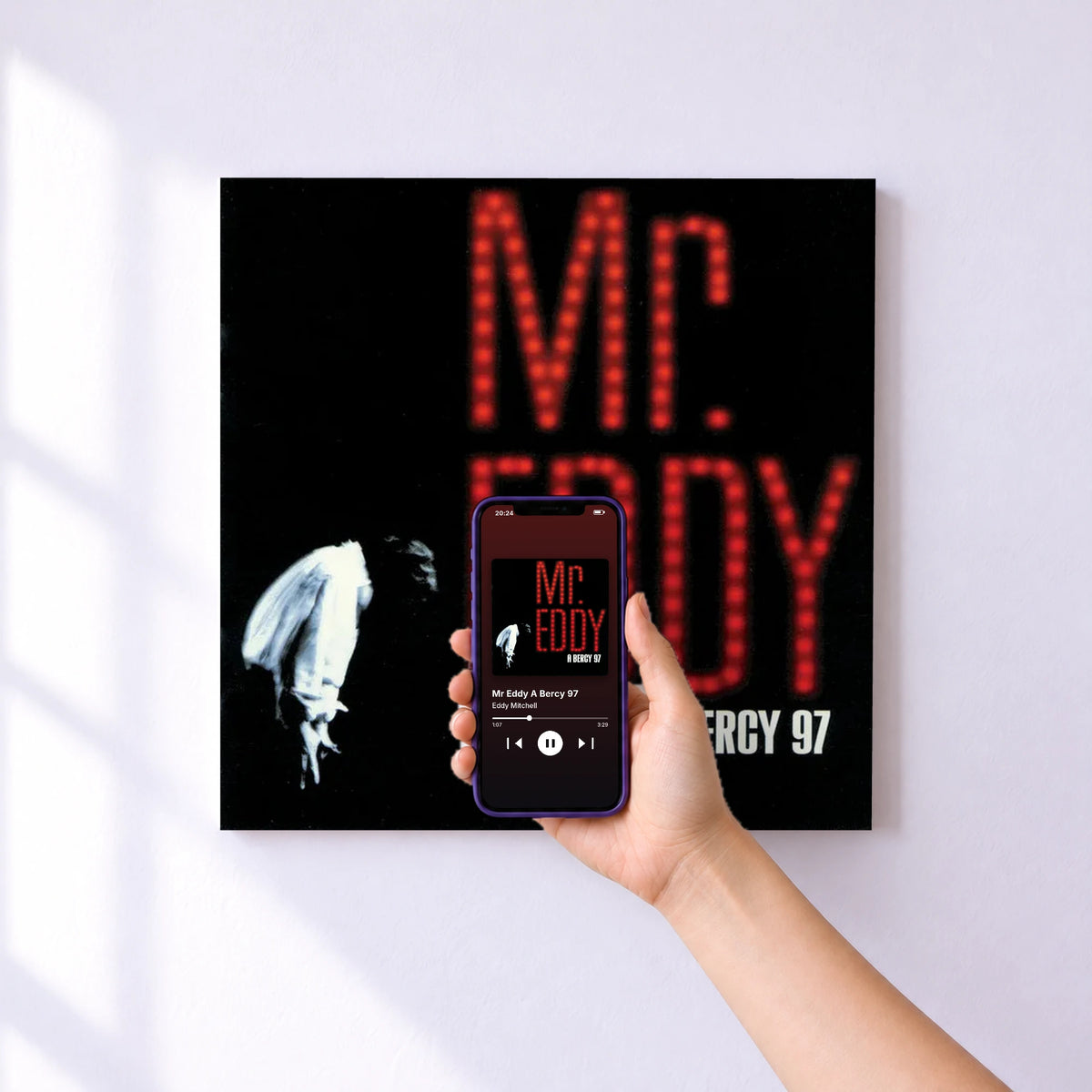 Affiche connectée Mr Eddy A Bercy 97 de Eddy Mitchell au mur : l'album se lance en approchant le téléphone