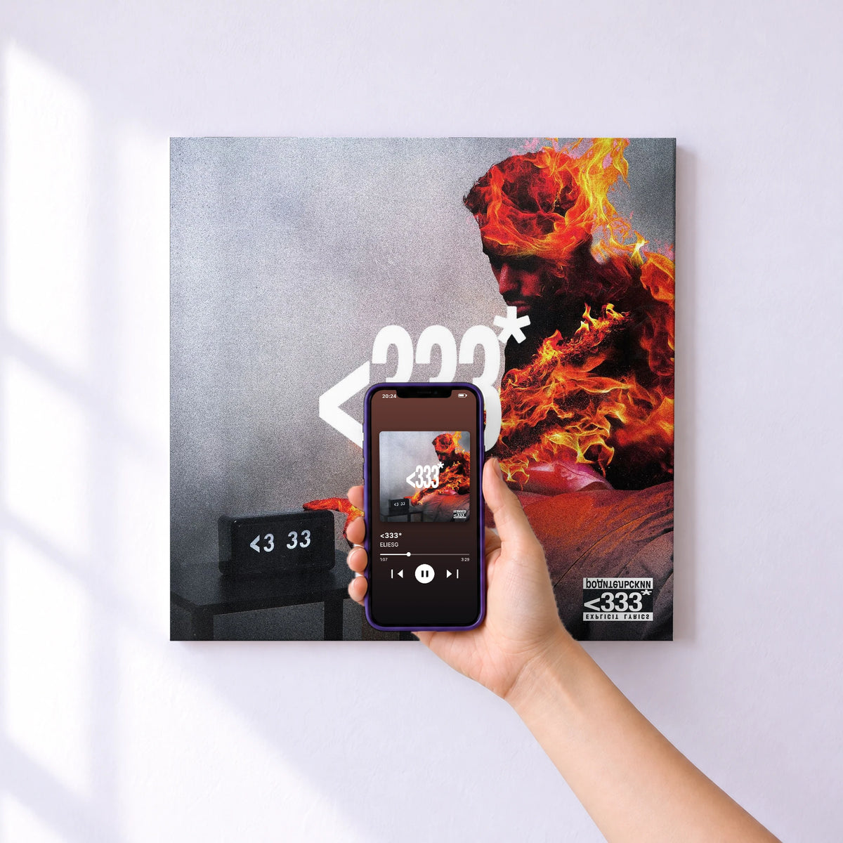 Affiche connectée <333* de ELIESG au mur : l'album se lance en approchant le téléphone